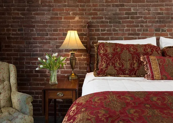 Top Hotels Near Camden ME's Idyllic Coast